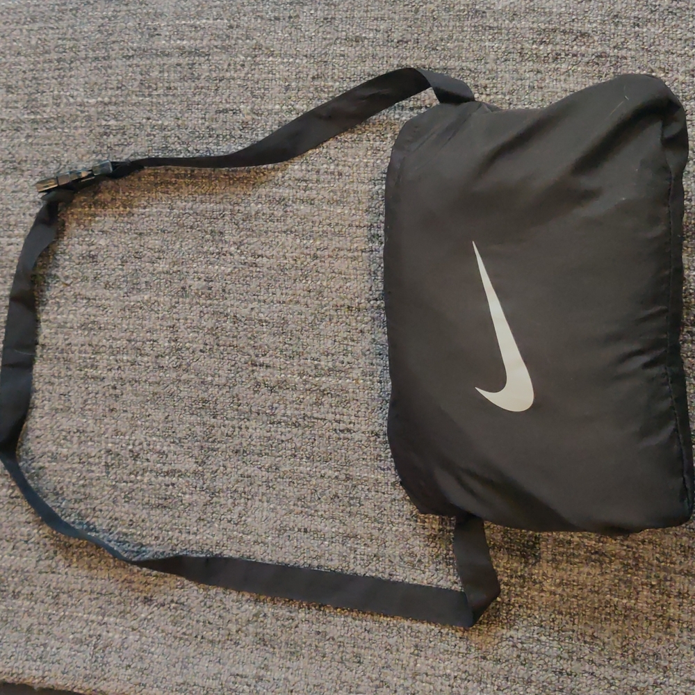 Nike lightweight, black packable running top with hood XL - Picture 9 of 11